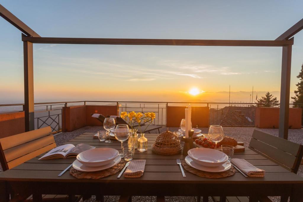 En restaurang eller annat matställe på Sunset Terrace Loft - Best View on Como by Rent All Como