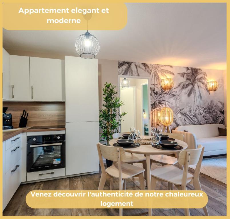 une cuisine ouverte et une salle à manger avec une table et des chaises dans l'établissement Chez Clemence T3 Ville La Grand, à Ville-la-Grand