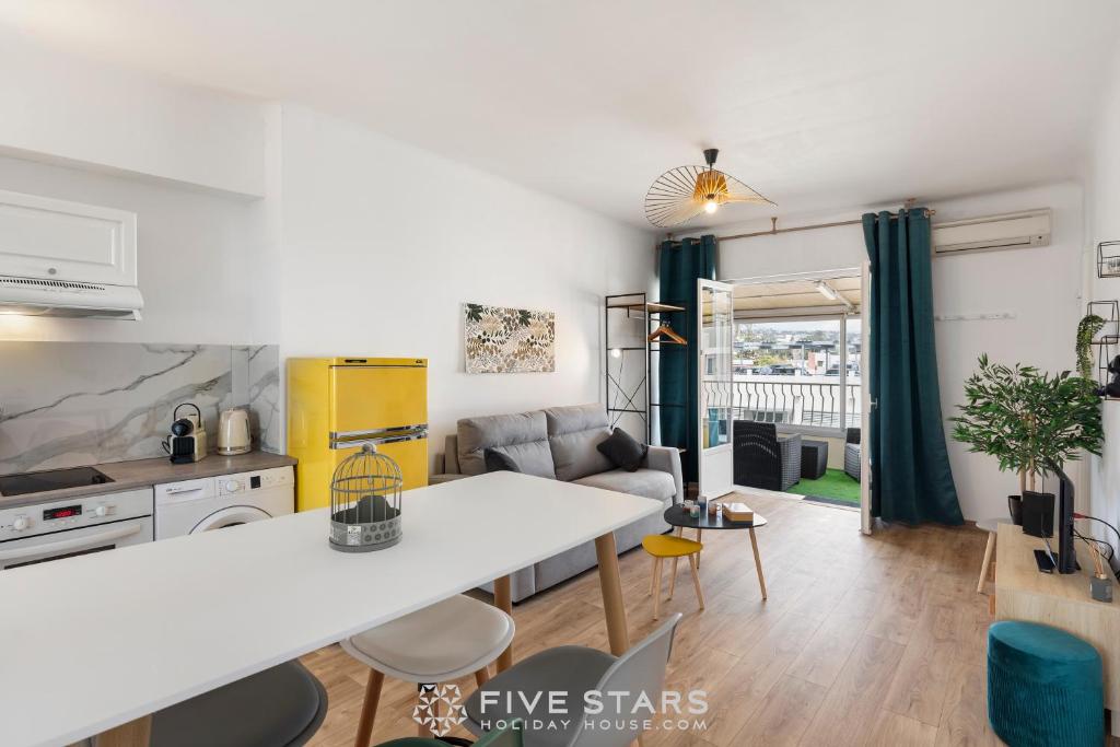 eine Küche und ein Wohnzimmer mit einer weißen Arbeitsplatte in der Unterkunft Studio Californie FSHH in Nizza