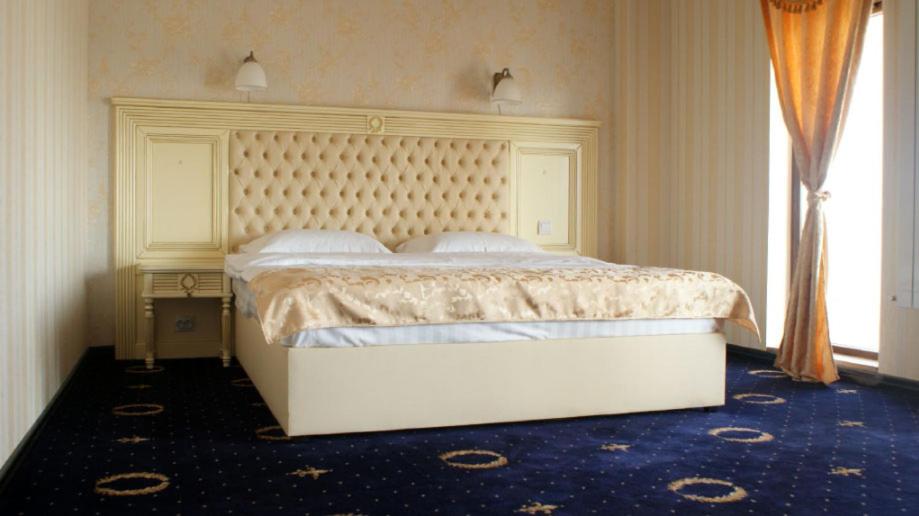 Valea Lupului的住宿－Ambasador，一间卧室,卧室内配有一张大床