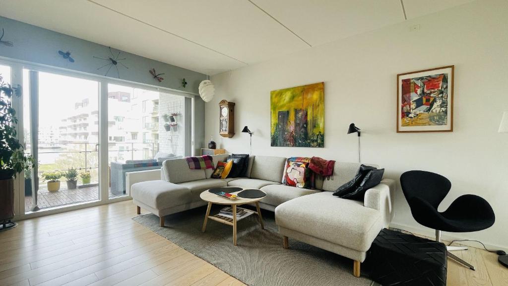 哥本哈根的住宿－ApartmentInCopenhagen Apartment 1601，客厅配有沙发和两把椅子