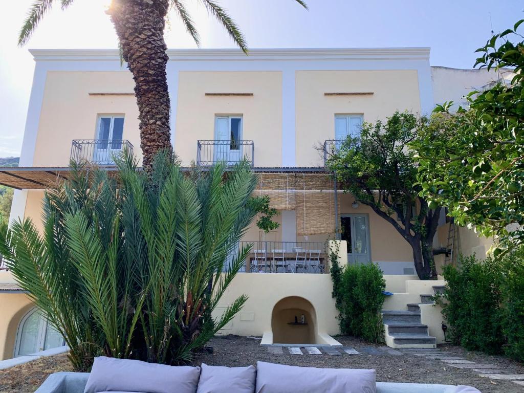 una casa con una palma di fronte di Villa Giacinti a Lingua