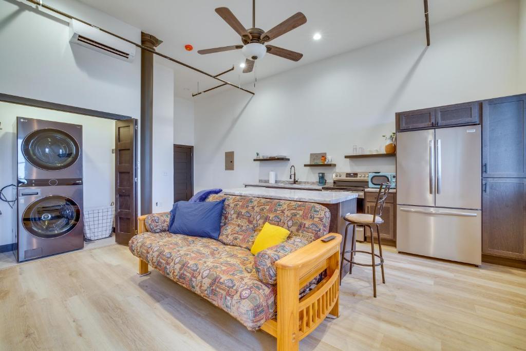 ein Wohnzimmer mit einem Sofa und einer Küche in der Unterkunft Loft-Style Downtown Cashton Studio Dogs Welcome! 