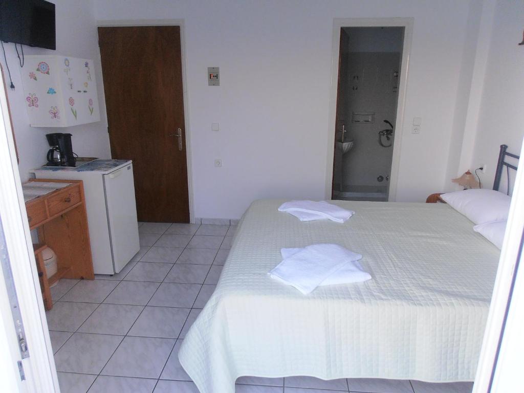 Ein Bett oder Betten in einem Zimmer der Unterkunft Glaros Rooms
