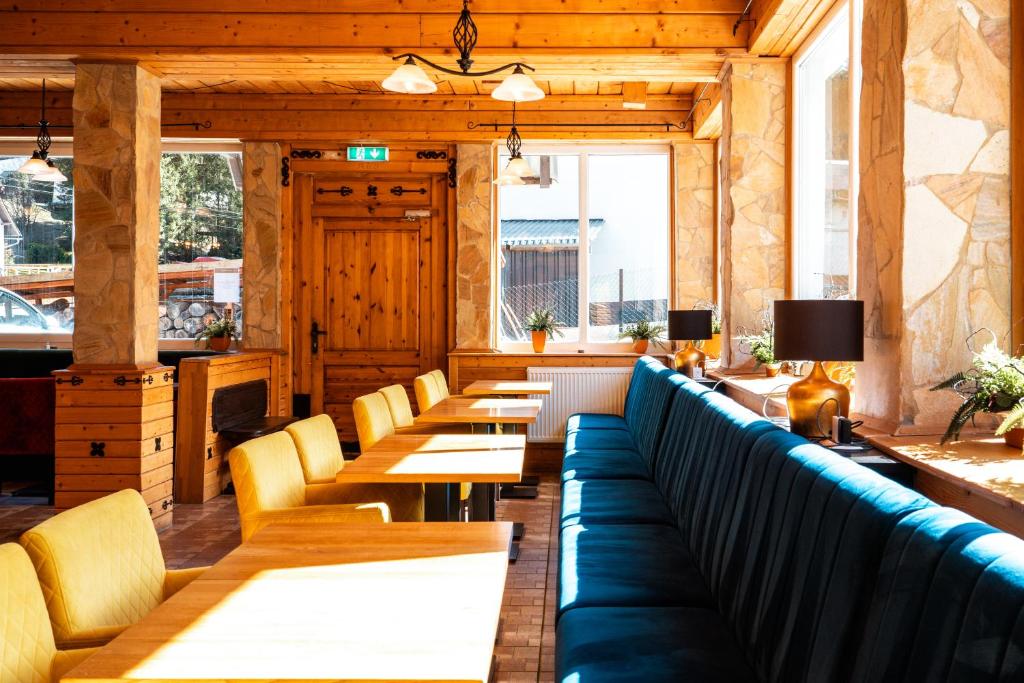 Posezení v ubytování Hotel Sonnenalm Stuhleck