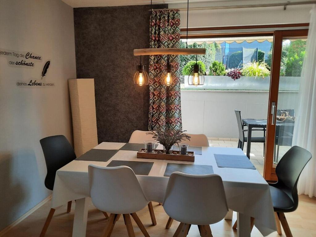 een eetkamer met een tafel en stoelen bij Fleig Ferienwohnungen in Hecklingen