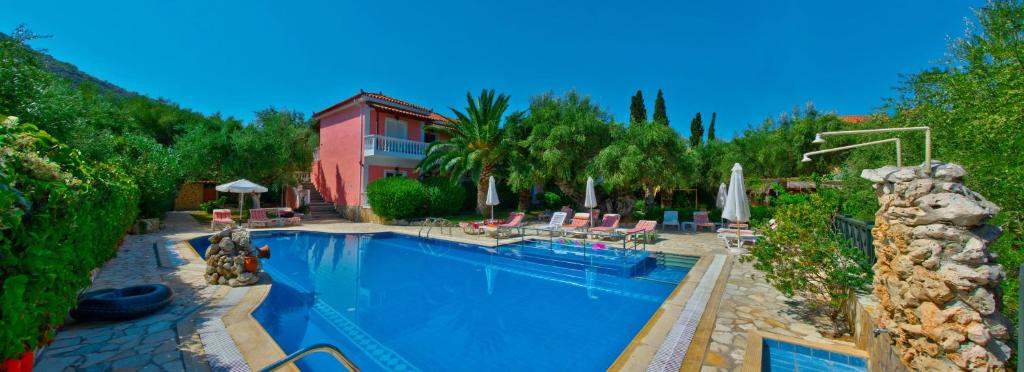 duży basen przed domem w obiekcie Kyprianos w Keri