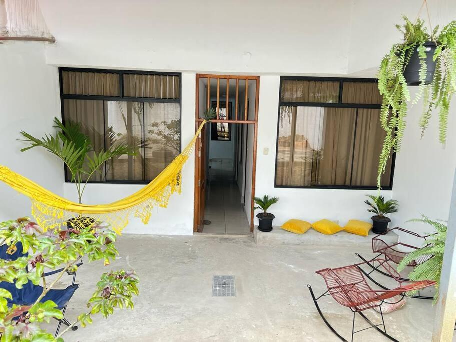 ein Haus mit einem gelben Netz davor in der Unterkunft La casa de Pochita in Tarapoto