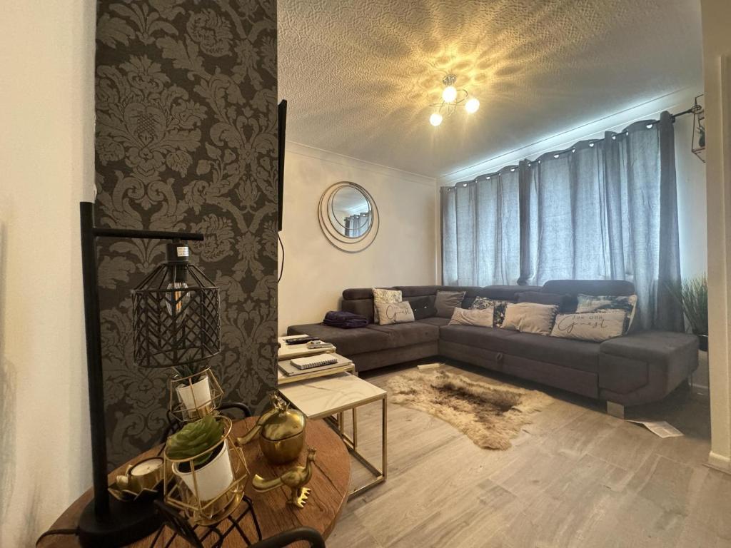 uma sala de estar com um sofá e uma mesa em Okapi peace of paradise em Leeds