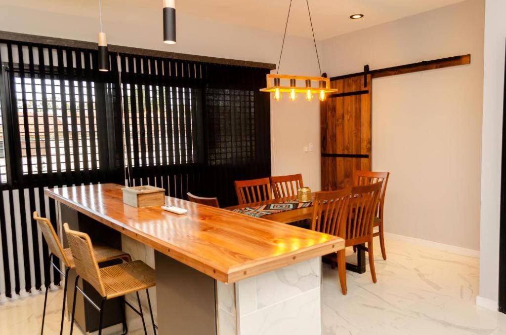 a dining room with a wooden table and chairs at N3-Catamarca in Villa Constitución