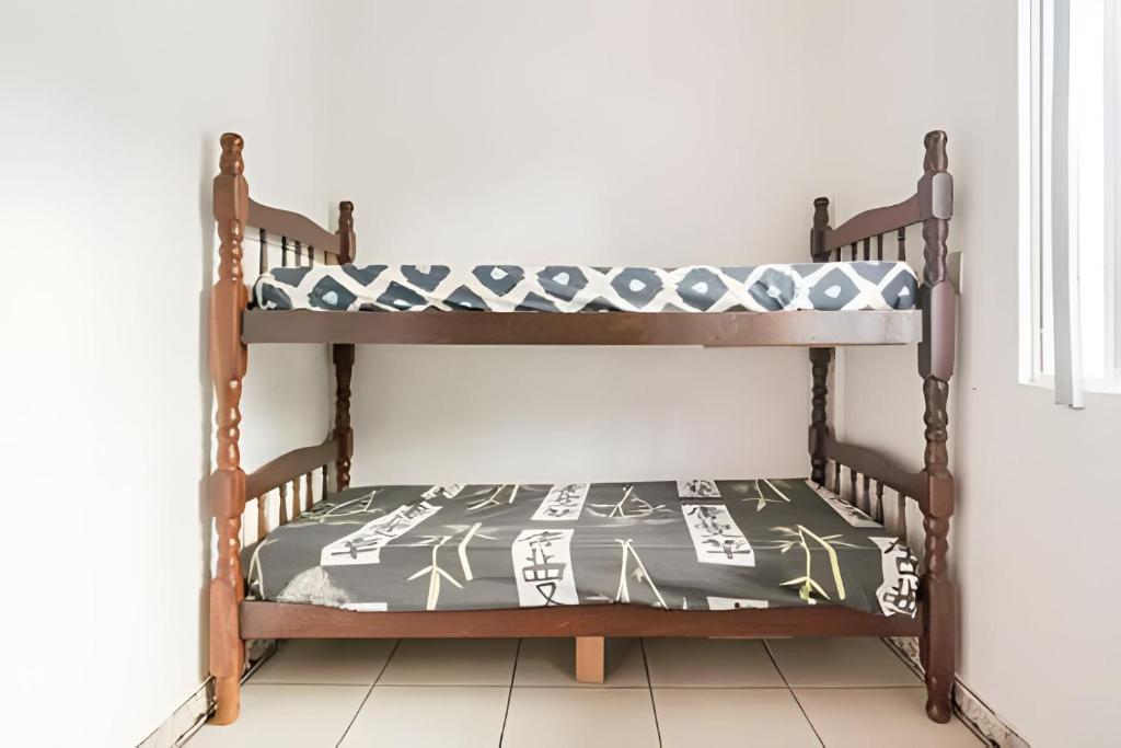 Letto a castello in legno in camera di Apartlaguna - 3 residenciais diferentes a Laguna