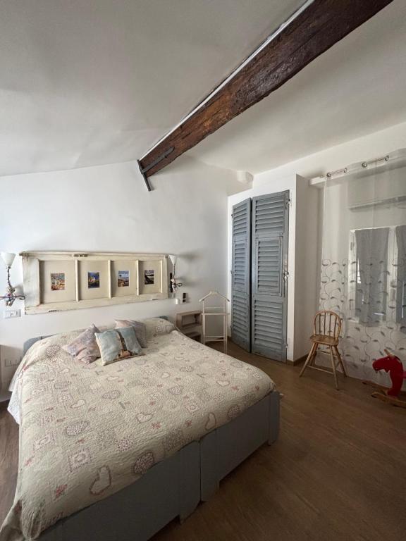 ein Schlafzimmer mit einem großen Bett und einem Stuhl in der Unterkunft Trentapassidairolli in Genua