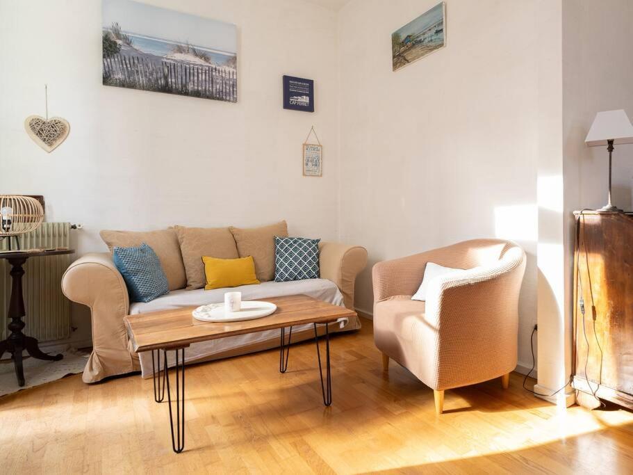 un salon avec un canapé et une table basse dans l'établissement Charmant appartement en centre ville, à Arcachon