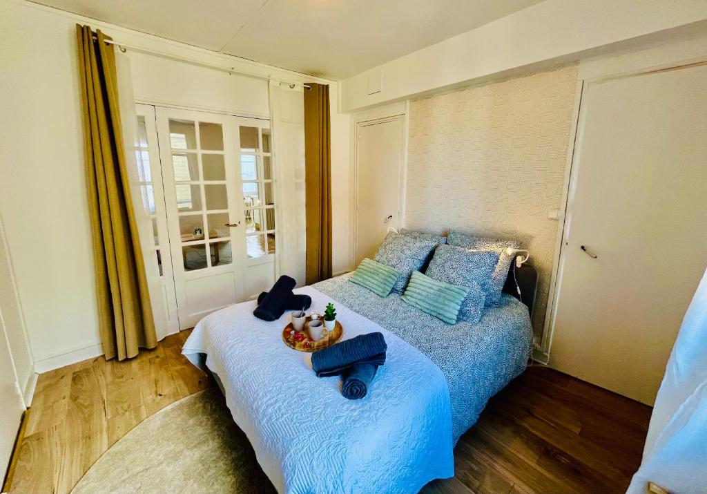 - une chambre avec un lit et une corbeille de fruits dans l'établissement L'éclat de Dieppe, à Dieppe