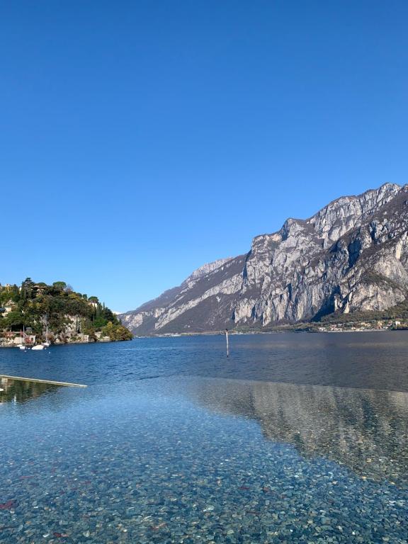 widok na jezioro z górą w tle w obiekcie THE ALLEY 7 w mieście Malgrate