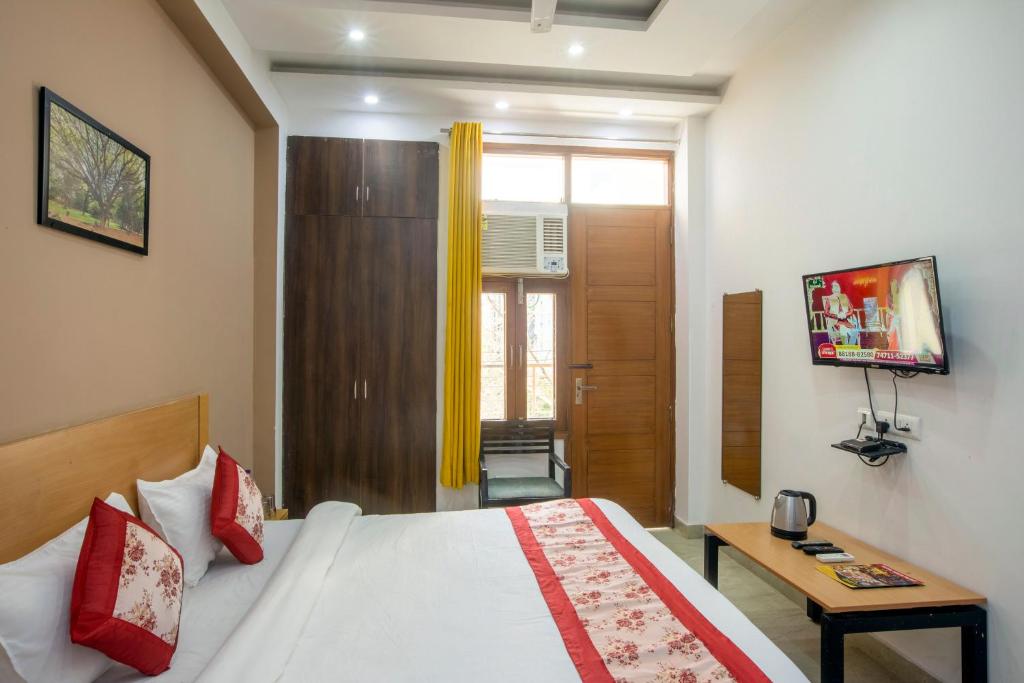 Postel nebo postele na pokoji v ubytování Hotel Surya Palace - Corporate Hotel Noida Sector 62