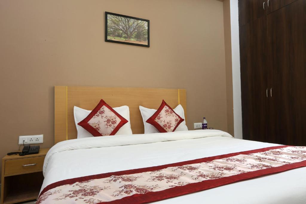 Postel nebo postele na pokoji v ubytování Hotel Surya Palace - Corporate Hotel Noida Sector 62