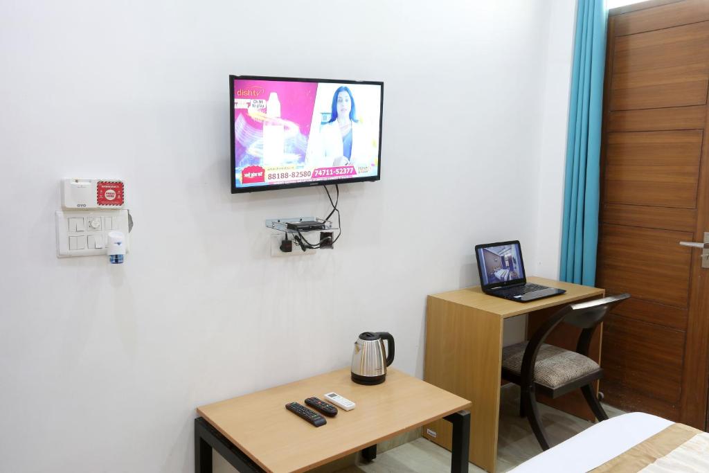 TV a/nebo společenská místnost v ubytování Hotel Surya Palace - Corporate Hotel Noida Sector 62