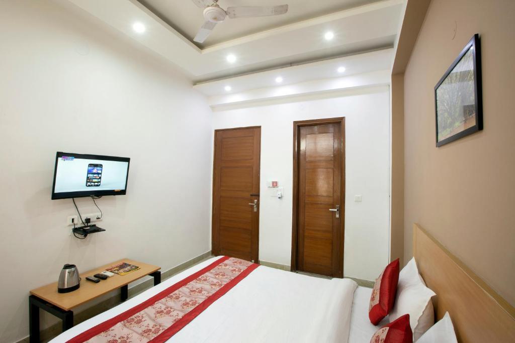 TV a/nebo společenská místnost v ubytování Hotel Surya Palace - Corporate Hotel Noida Sector 62