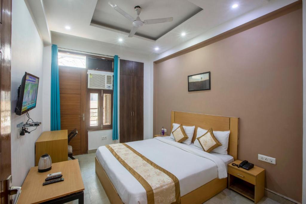 Postel nebo postele na pokoji v ubytování Hotel Surya Palace - Corporate Hotel Noida Sector 62