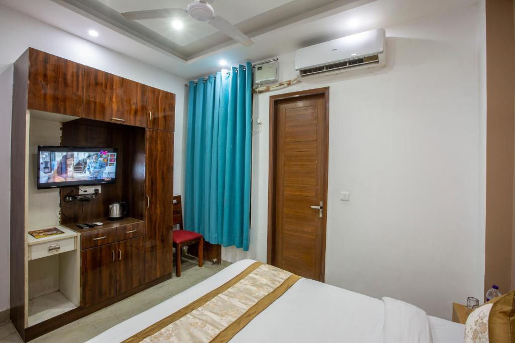 TV a/nebo společenská místnost v ubytování Hotel Surya Palace - Corporate Hotel Noida Sector 62