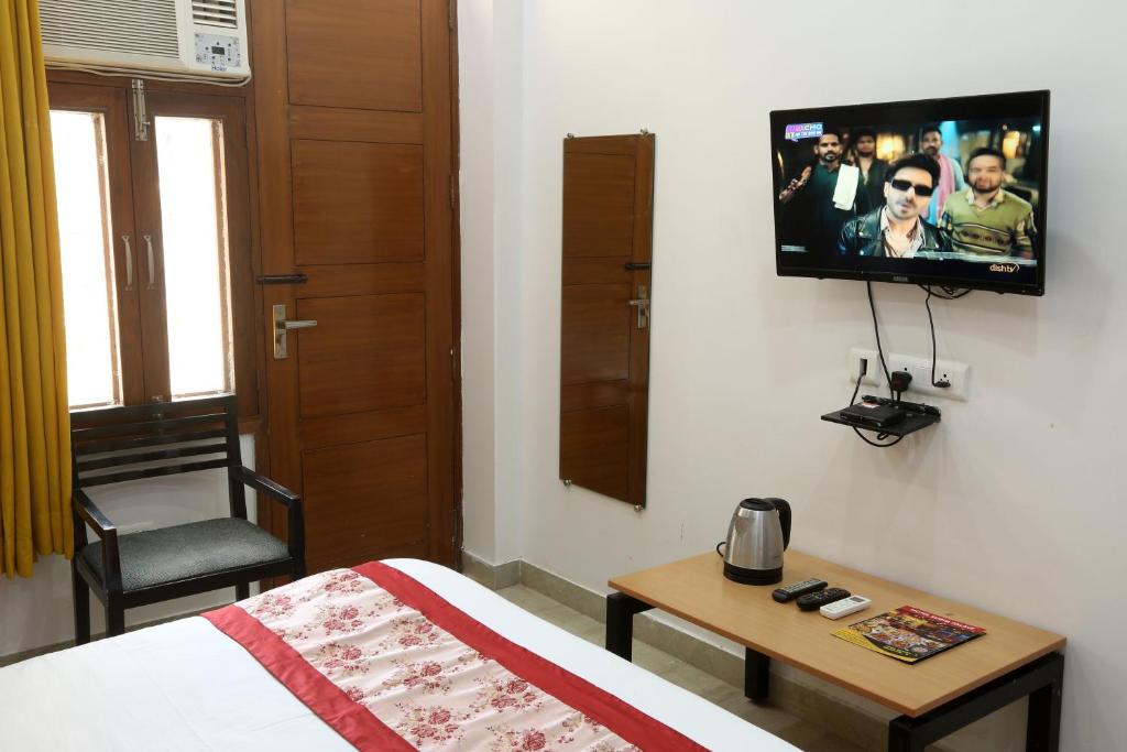 TV a/nebo společenská místnost v ubytování Hotel Surya Palace - Corporate Hotel Noida Sector 62