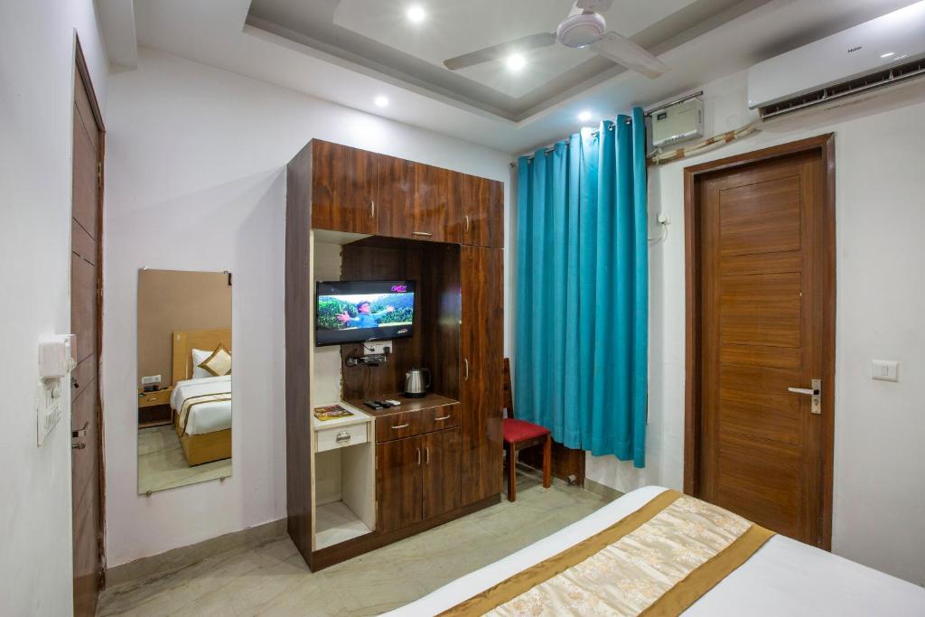 TV a/nebo společenská místnost v ubytování Hotel Surya Palace - Corporate Hotel Noida Sector 62