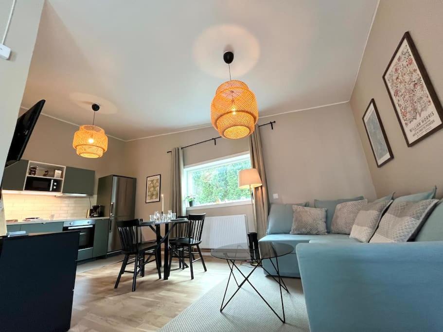 un soggiorno con divano blu e tavolo di Elegant house, Stockholm a Stoccolma