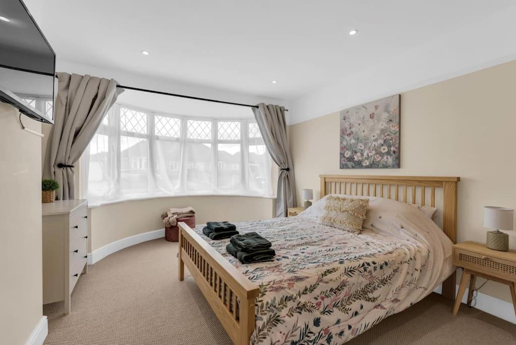 Un dormitorio con una cama grande y una ventana en Bromstone House, Broadstairs en Broadstairs