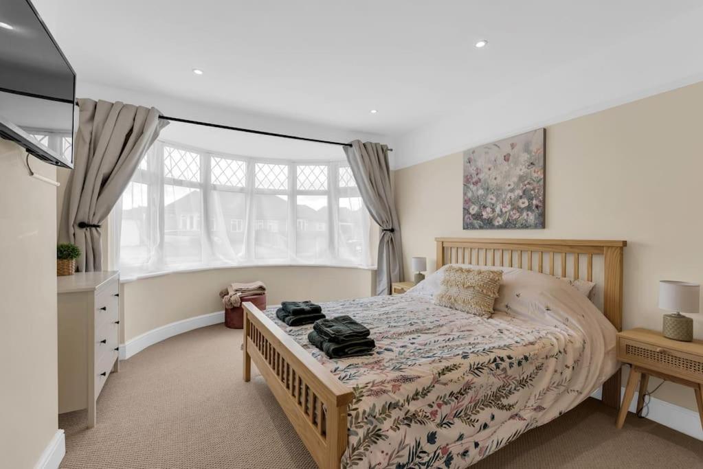 Un dormitorio con una cama grande y una ventana en Bromstone House, Broadstairs, en Broadstairs