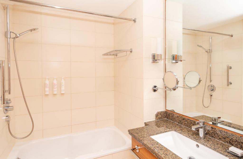 London Twickenham Stadium Hotel, a member of Radisson Individuals - Family Room