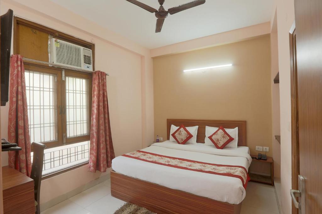 Postel nebo postele na pokoji v ubytování Hotel Ginger Palace - Corporate Hotel Noida Sector 62