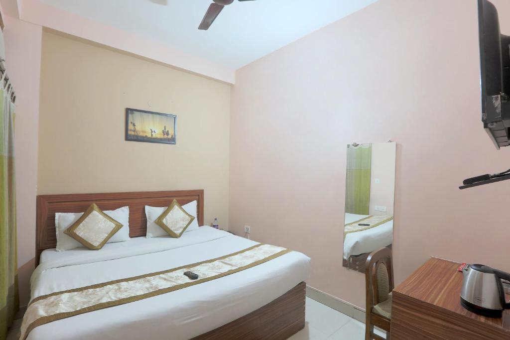 Postel nebo postele na pokoji v ubytování Hotel Ginger Palace - Corporate Hotel Noida Sector 62