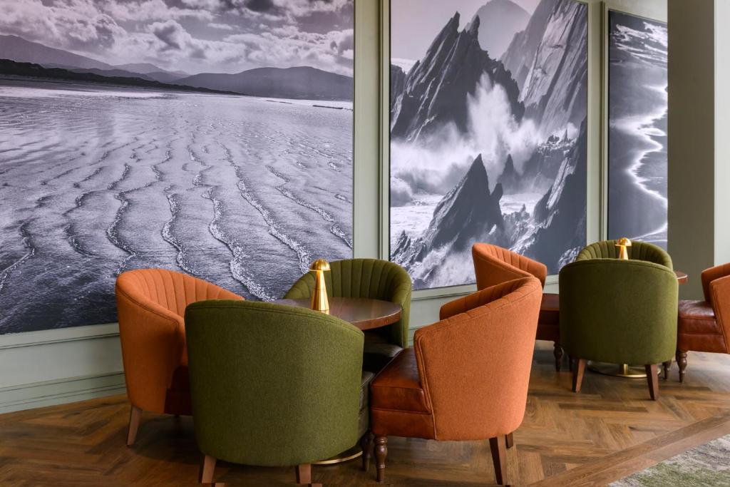 Cette chambre dispose de chaises et d'une fenêtre avec vue sur les montagnes. dans l'établissement Hotel Killarney, à Killarney