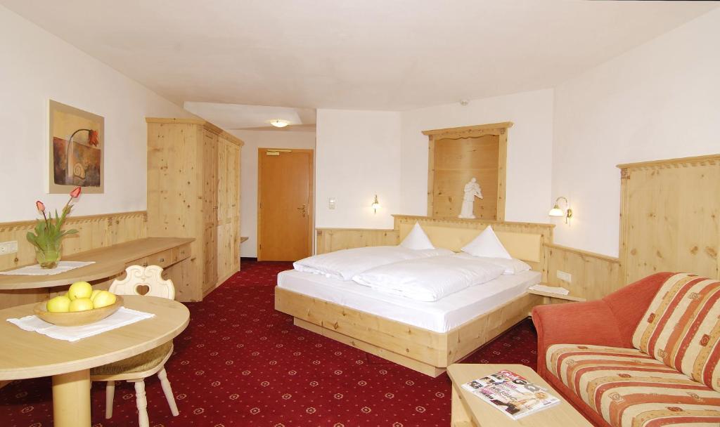 Postel nebo postele na pokoji v ubytování Hotel Ortler