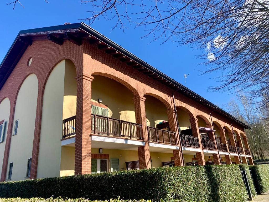 ein Gebäude mit Balkon auf der Seite in der Unterkunft Dimore - Granaio nr 5 Appartamento di charme con giardino privato in campagna in Asti