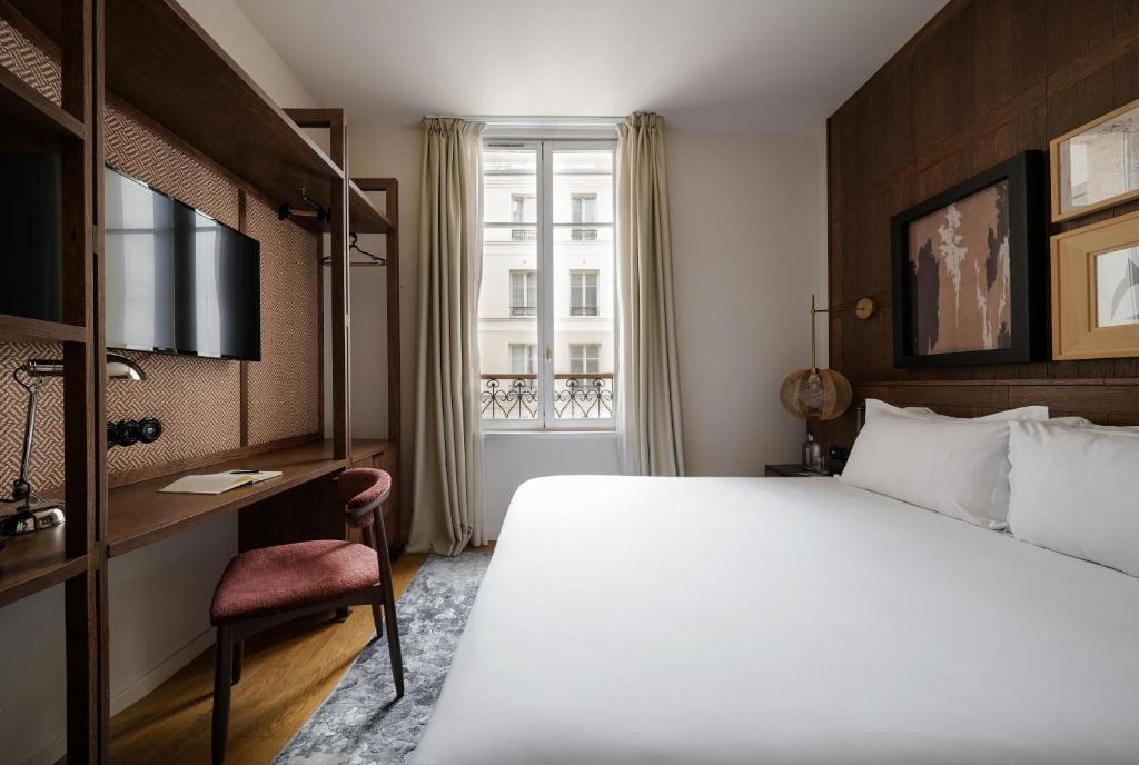 Postel nebo postele na pokoji v ubytování Hotel Pulitzer Paris