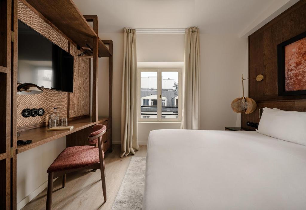 TV a/nebo společenská místnost v ubytování Hotel Pulitzer Paris