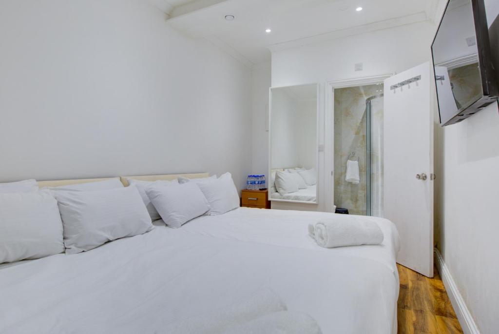 Postel nebo postele na pokoji v ubytování Lamont Hotel