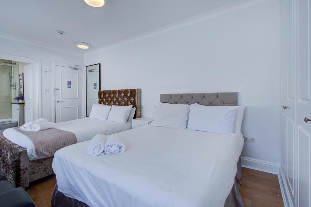 Postel nebo postele na pokoji v ubytování Lamont Hotel
