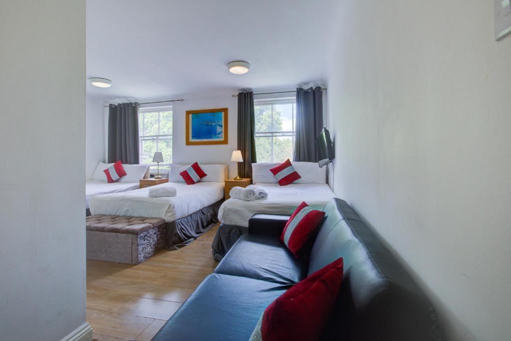 Postel nebo postele na pokoji v ubytování Lamont Hotel