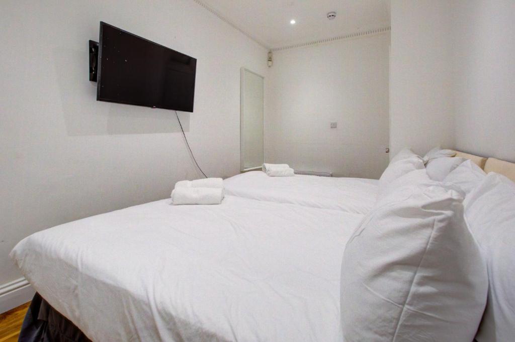 Postel nebo postele na pokoji v ubytování Lamont Hotel