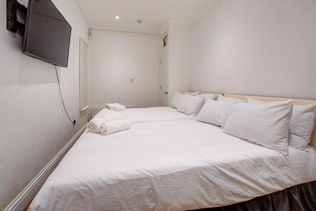 Postel nebo postele na pokoji v ubytování Lamont Hotel