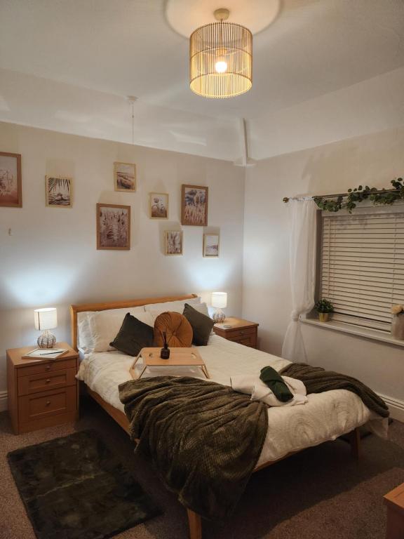 CHERRYTREE COTTAGE @ LOMOND في هورنسي: غرفة نوم عليها سرير وبطانية
