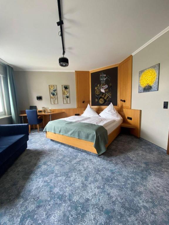 Postel nebo postele na pokoji v ubytování Hotel Louis Müller