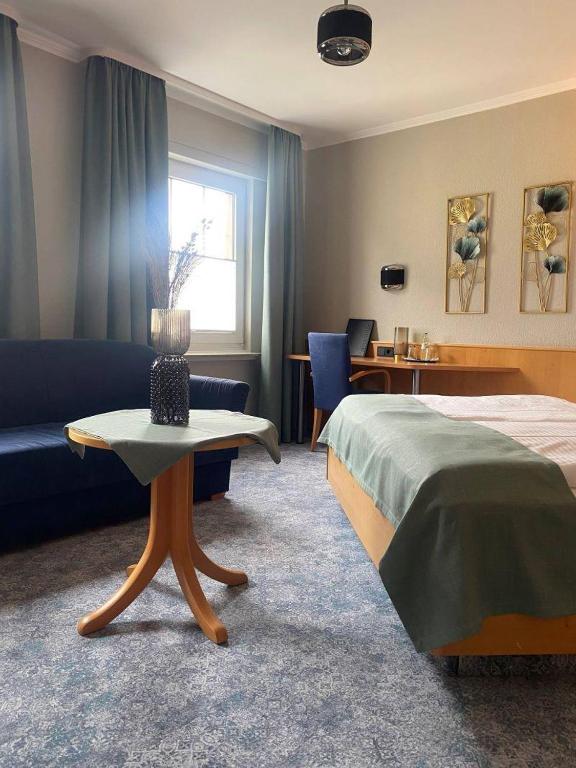 Postel nebo postele na pokoji v ubytování Hotel Louis Müller