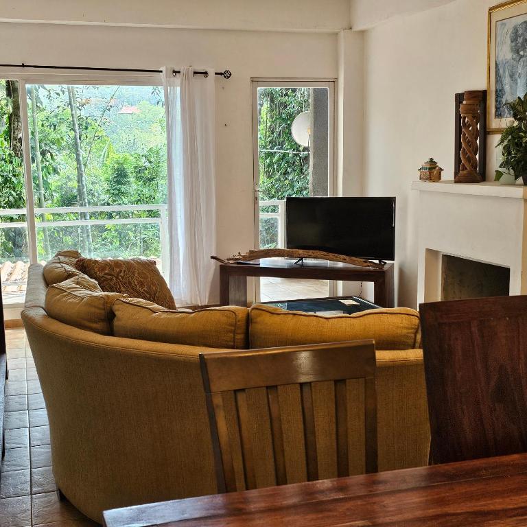 TV a/nebo společenská místnost v ubytování OLP Treehouse Cerro Azul