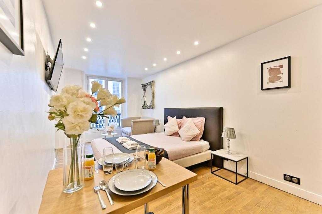 un salon avec un canapé et une table dans l'établissement Agréable Appartement Proche Galerie Lafayette - II, à Paris