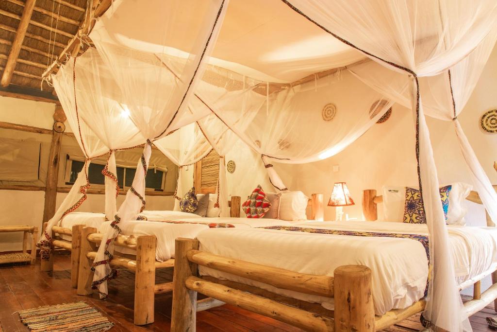 Postel nebo postele na pokoji v ubytování Embogo Safari Lodges