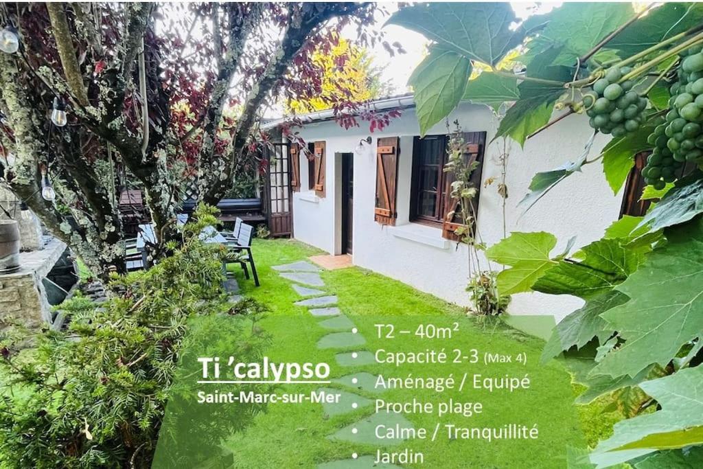 une photo d'une maison avec un jardin dans l'établissement Maisonette Ti’calypso T2 - proche plage, à Saint-Nazaire
